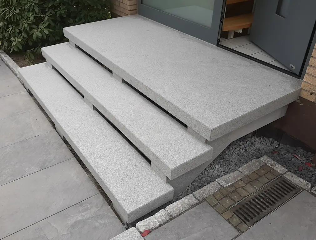 Gerade Treppen: sanierte Treppe mit InnoStone Naturstein – Treppensanierung Mainfranken