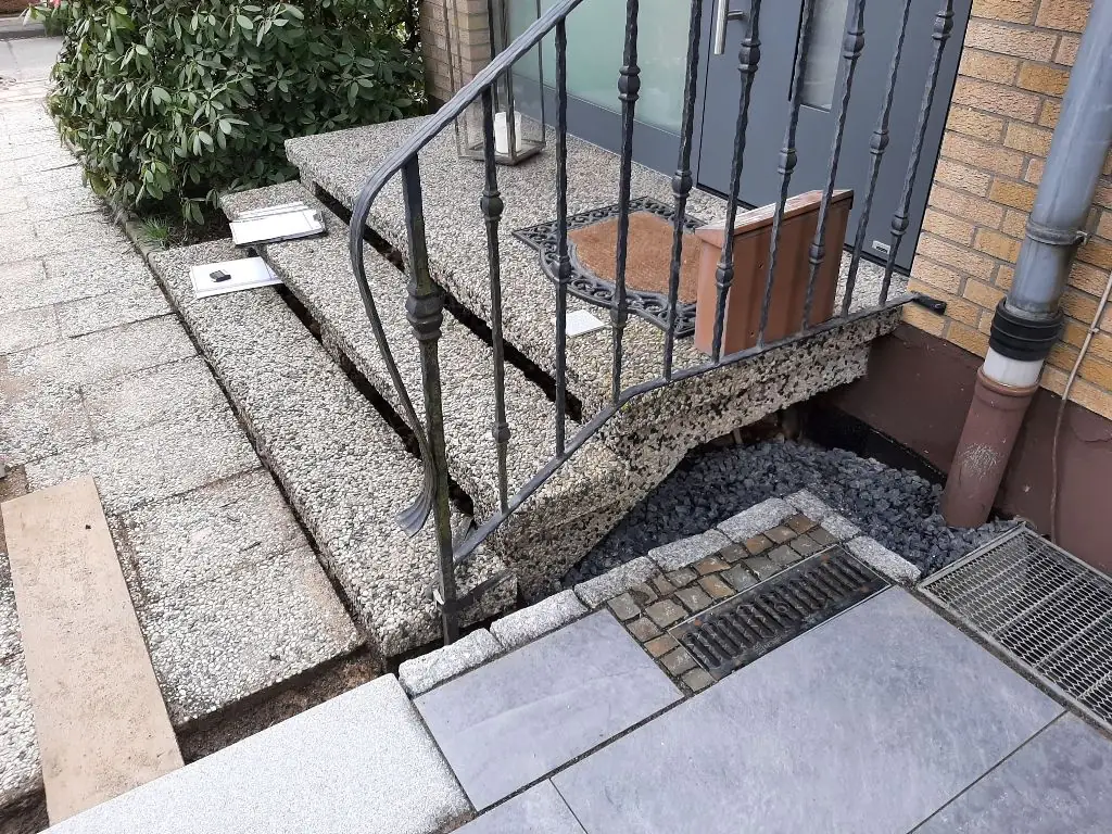 Gerade Treppen: alte Treppe vor der Sanierung – Treppensanierung Würzburg