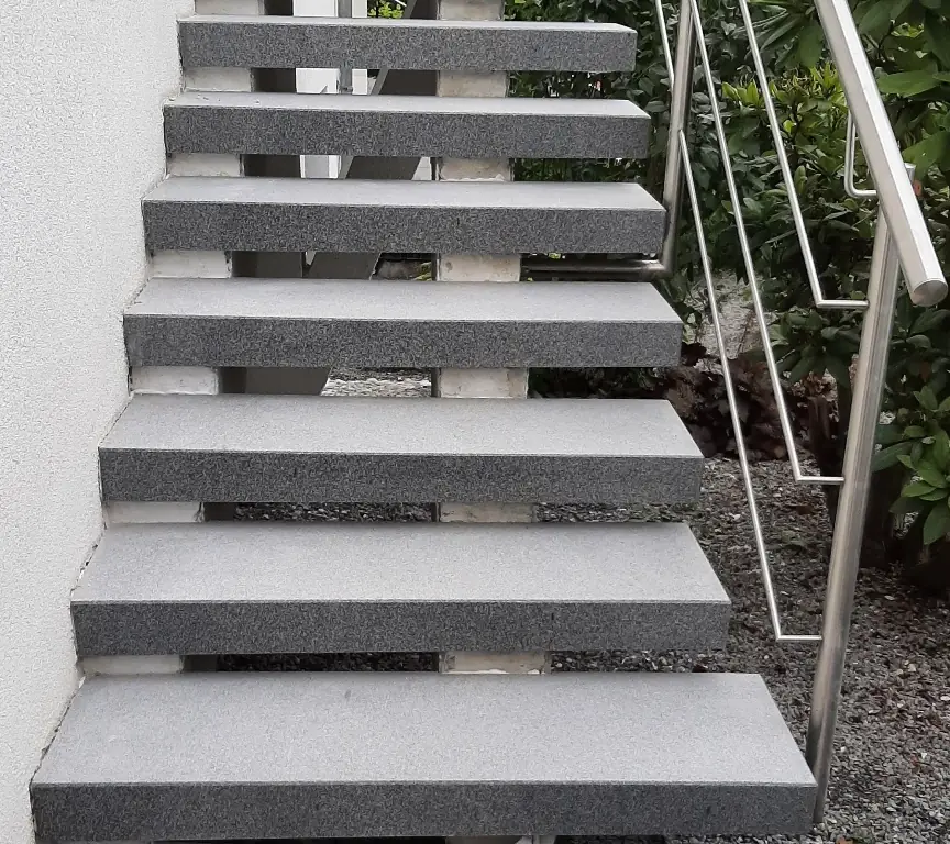 Gerade Treppen: sanierte Treppe mit InnoStone Naturstein – Treppensanierung Mainfranken
