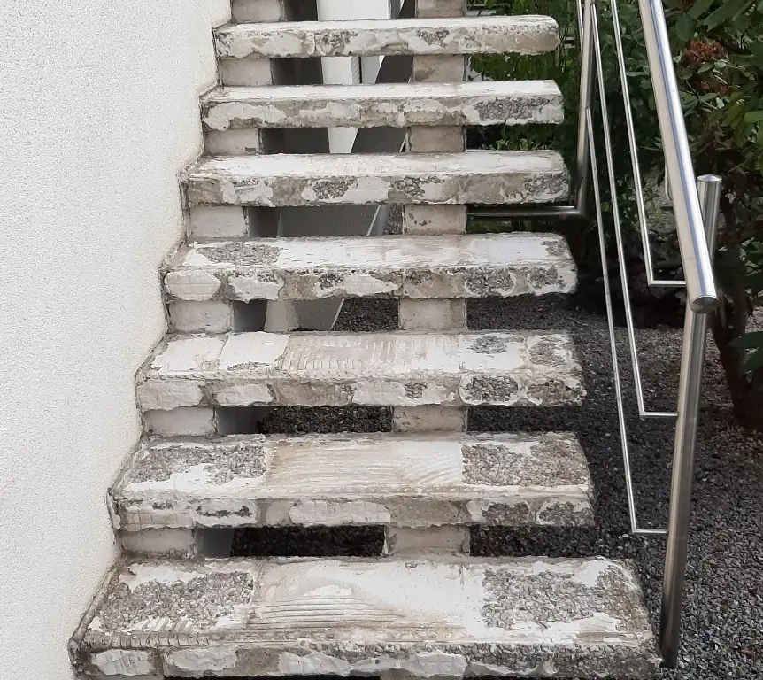 Gerade Treppen: alte Treppe vor der Sanierung – Treppensanierung Würzburg