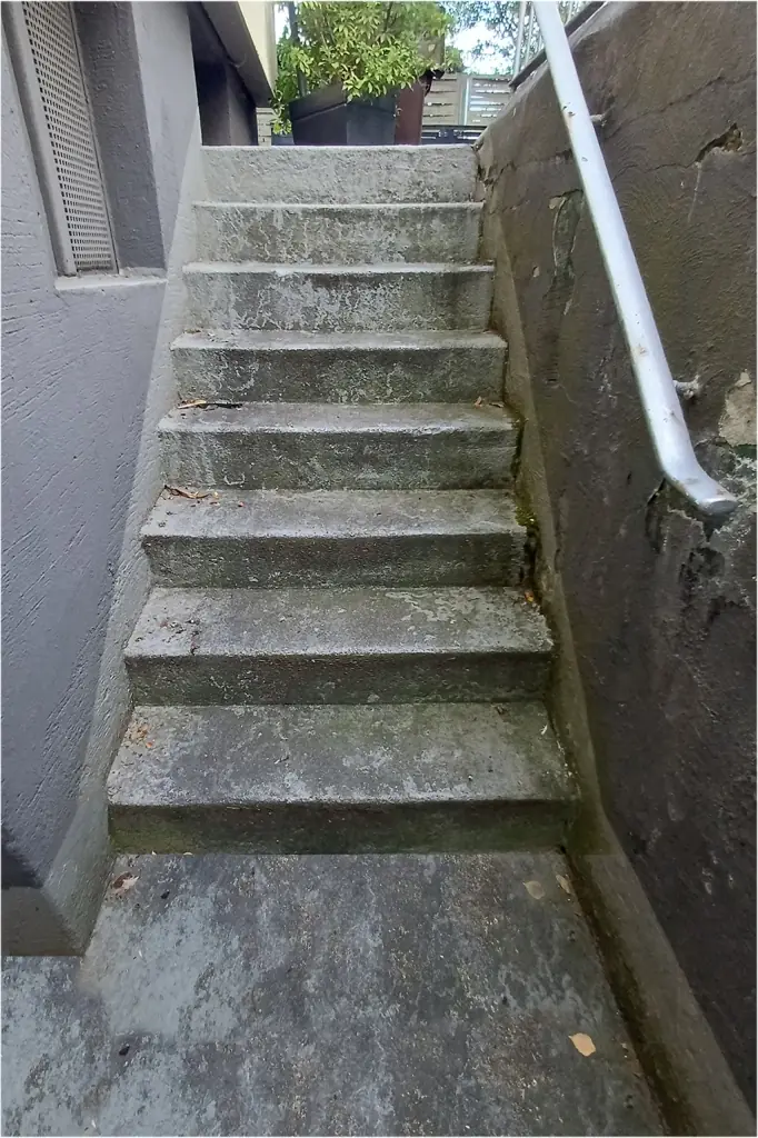 Kellertreppen: alte Treppe vor der Sanierung – Treppensanierung Würzburg