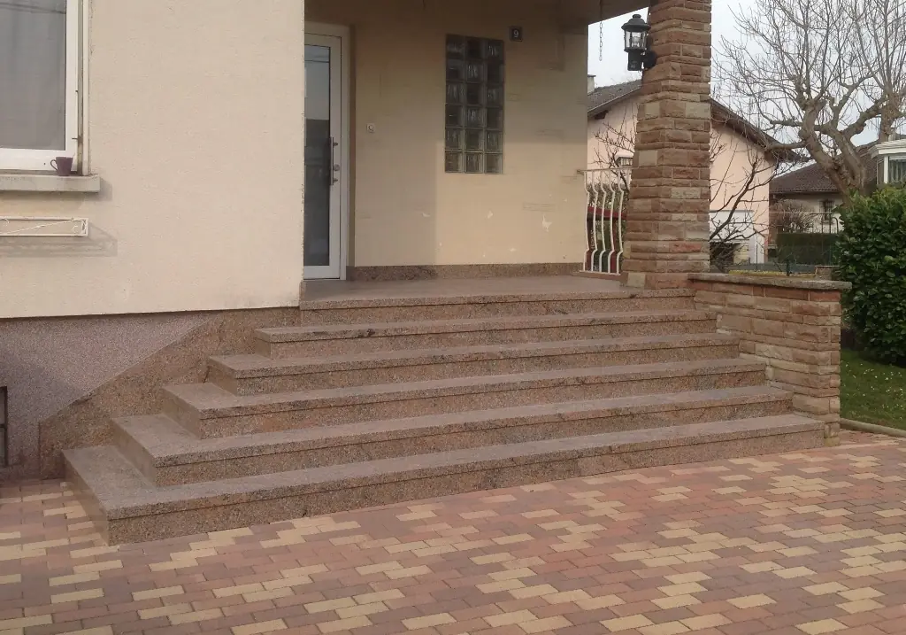 L-Treppen: sanierte Treppe mit InnoStone Naturstein – Treppensanierung Mainfranken