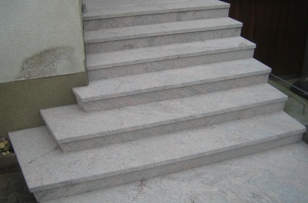 L-Treppen: sanierte Treppe mit InnoStone Naturstein – Treppensanierung Mainfranken