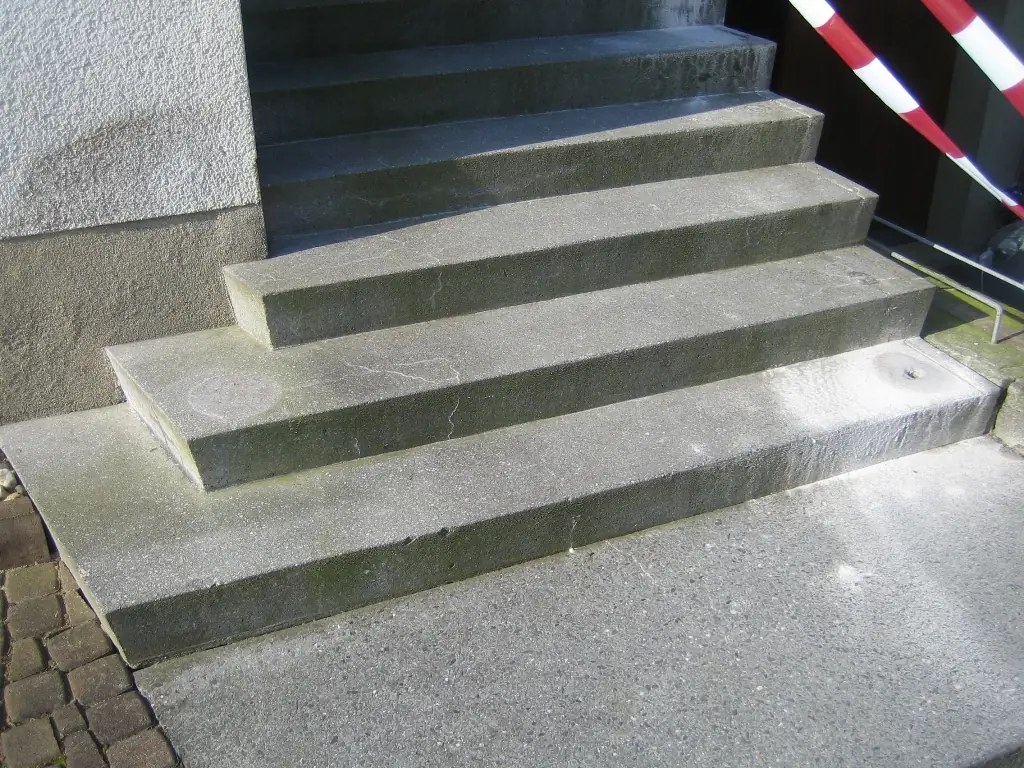 L-Treppen: alte Treppe vor der Sanierung – Treppensanierung Würzburg