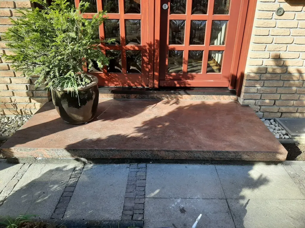 Podeste & Eingänge: sanierte Treppe mit InnoStone Naturstein – Treppensanierung Mainfranken