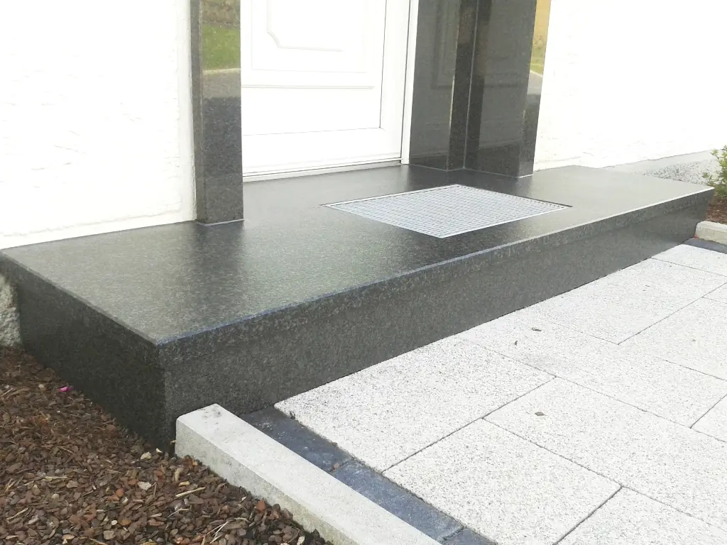 Podeste & Eingänge: sanierte Treppe mit InnoStone Naturstein – Treppensanierung Mainfranken