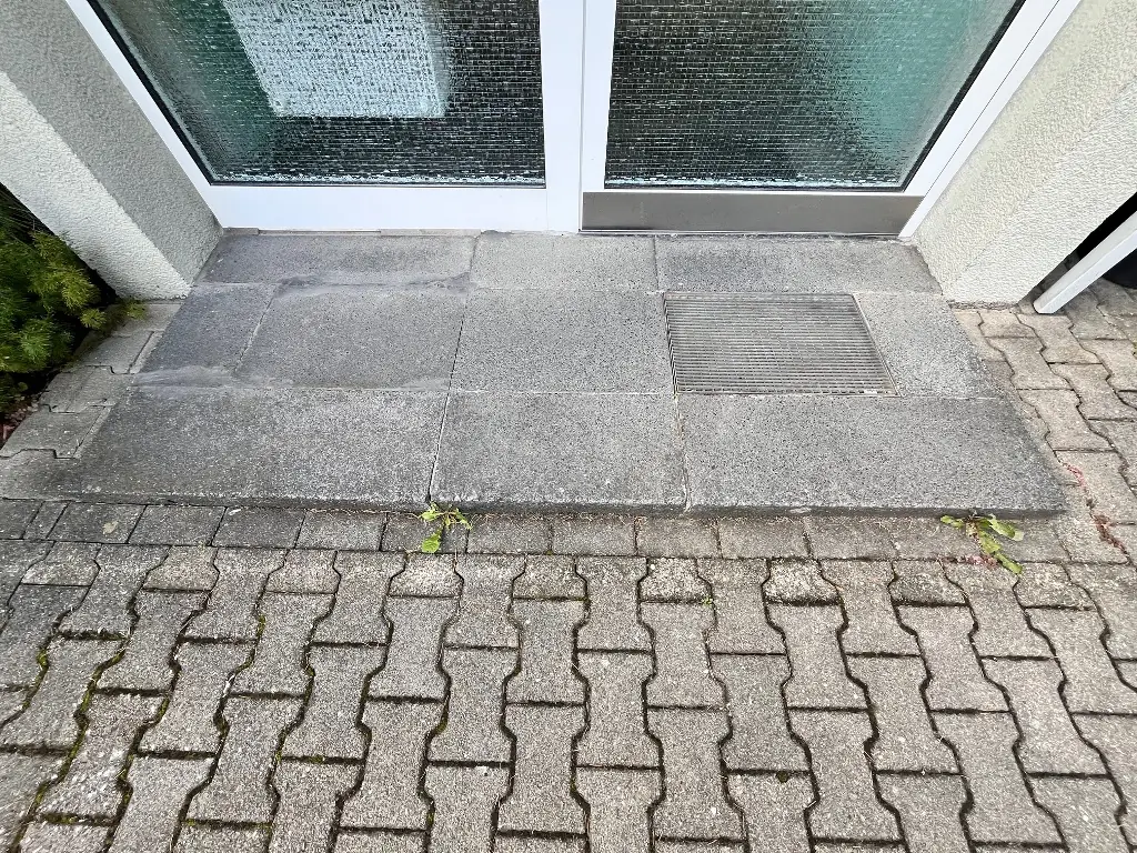 Podeste & Eingänge: alte Treppe vor der Sanierung – Treppensanierung Würzburg