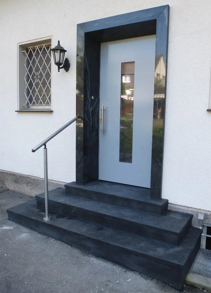 U-Treppen: sanierte Treppe mit InnoStone Naturstein – Treppensanierung Mainfranken