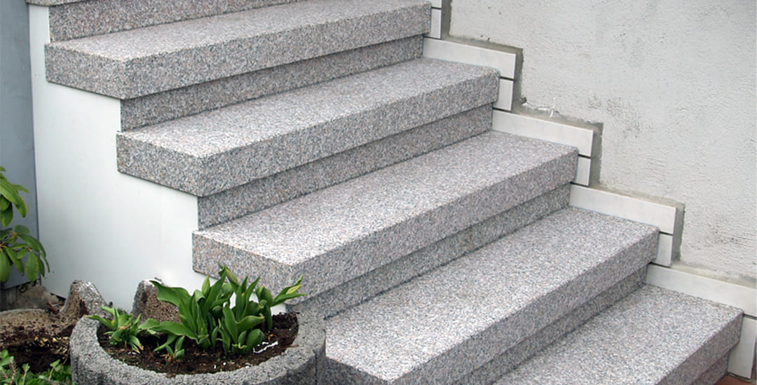 Sanierte Außentreppe Bianco Sardo light – Treppensanierung Würzburg