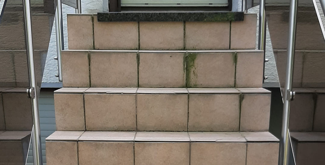 Beschädigtes Podest vor InnoStone Sanierung Mainfranken