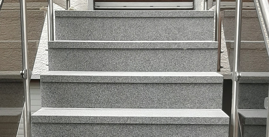 Saniertes Podest Rosa Beta – InnoStone Treppensanierung Mainfranken