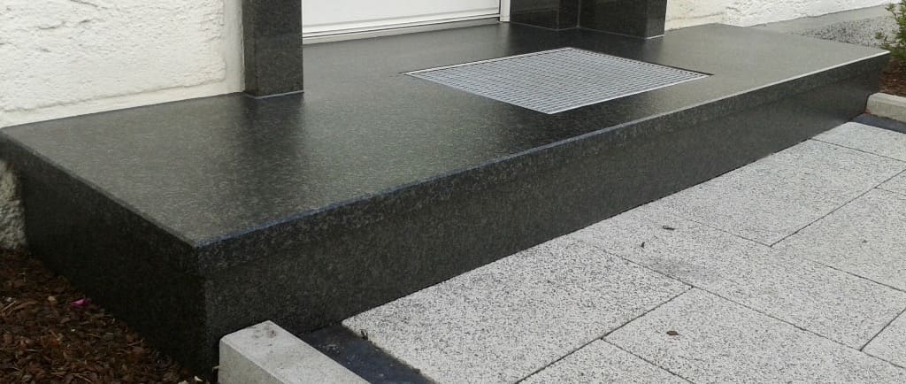 Saniertes Eingangspodest Nero Assoluto – InnoStone Treppensanierung Würzburg