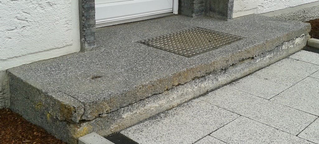 Verwittertes Eingangspodest vor der InnoStone Sanierung in Würzburg