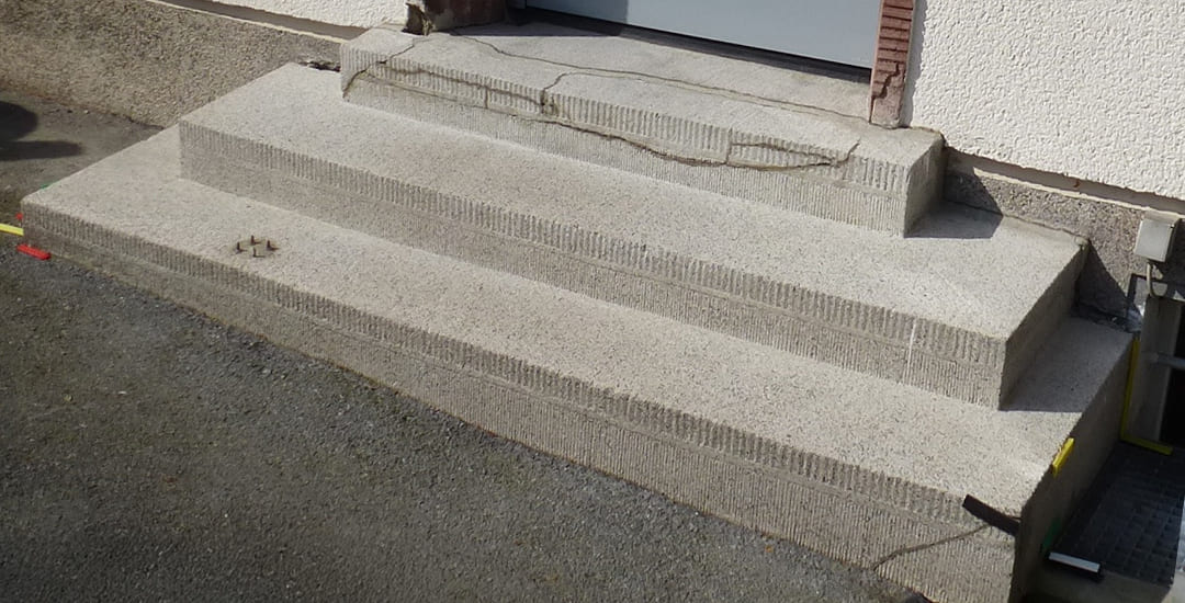 Verwittertes Eingangspodest vor der Treppensanierung mit InnoStone