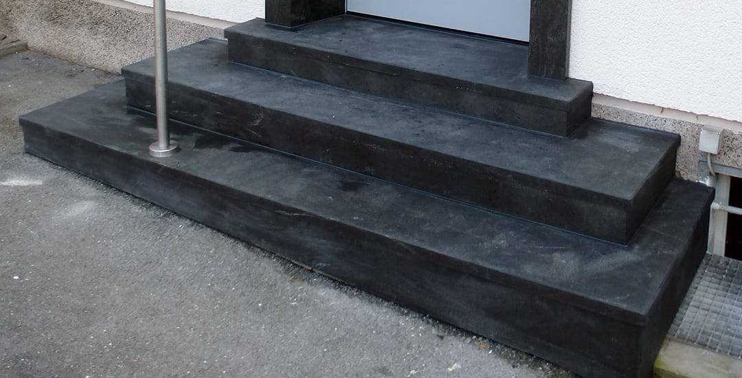 Saniertes Eingangspodest mit InnoStone Naturstein nach der Treppensanierung