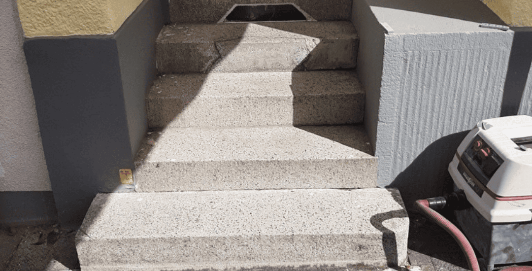 Sanierte Eingangsstufen Nero Impala dark – Feuerhaus Kalina